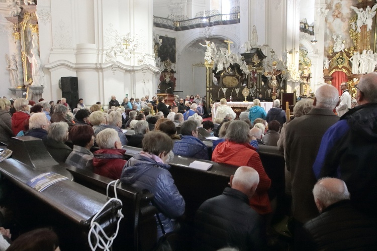 Tysiące płatków Róż Żywego Różańca