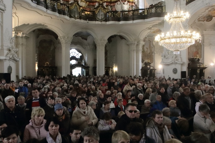 Tysiące płatków Róż Żywego Różańca