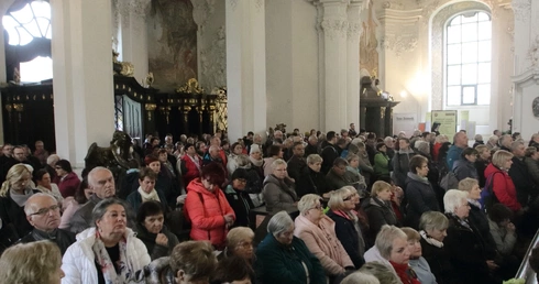 Tysiące płatków Róż Żywego Różańca