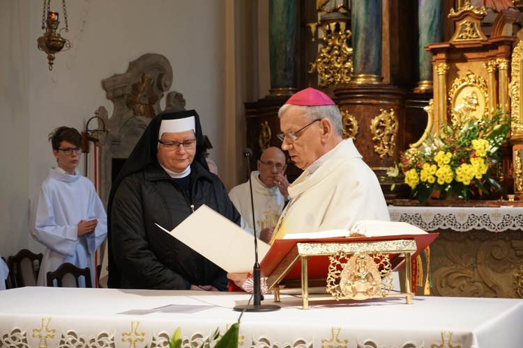 Pielgrzymka osób konsekrowanych do sanktuarium Matki Bożej Nieustającej Pomocy w Gliwicach 