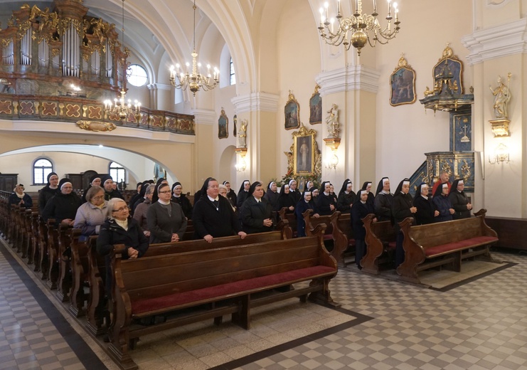 Pielgrzymka osób konsekrowanych do sanktuarium Matki Bożej Nieustającej Pomocy w Gliwicach 