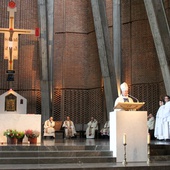 - Za każdym maryjnym obrazem stoi żywa Maryja, która czasem milczy, a niekiedy do nas mówi, jak w Guadalupe, Lourdes, Fatimie... - mówił bp Tadeusz Pikus.