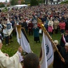 Po homilii bp Henryk Tomasik poświęcił sztandar Stowarzyszenia Żywy Różaniec Diecezji Radomskiej.