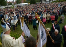 Po homilii bp Henryk Tomasik poświęcił sztandar Stowarzyszenia Żywy Różaniec Diecezji Radomskiej.