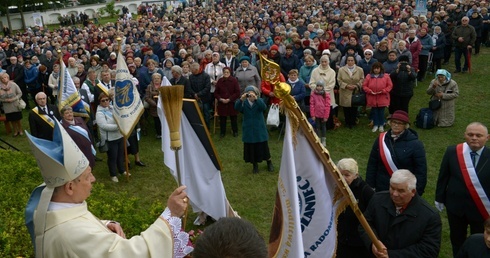 Po homilii bp Henryk Tomasik poświęcił sztandar Stowarzyszenia Żywy Różaniec Diecezji Radomskiej.