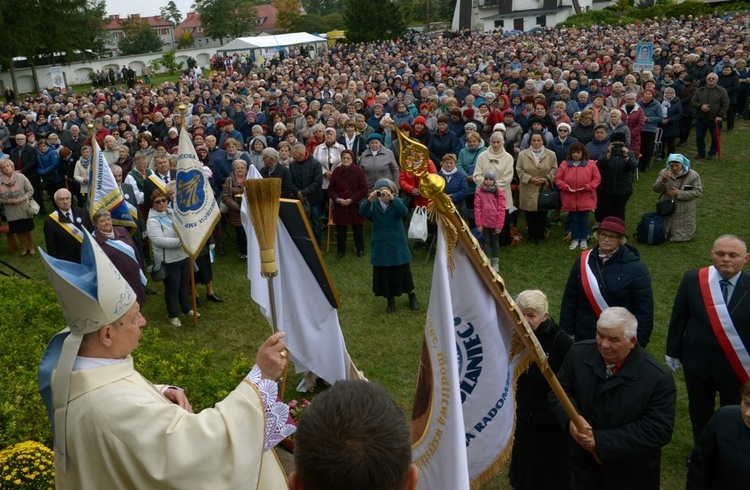 Po homilii bp Henryk Tomasik poświęcił sztandar Stowarzyszenia Żywy Różaniec Diecezji Radomskiej.