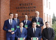 Formację w łowickim seminarium podjęło 6 alumnów. Na zdjęciu wraz z rektorem WSD ks. Piotrem Kaczmarkiem.