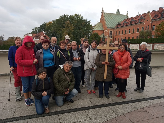 Łagiewniki. Niepełnosprawni pielgrzymują, by modlić się o nowy dom