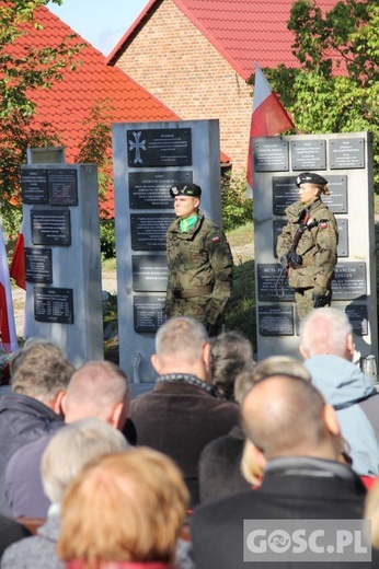 Uroczystości przy pomniku Ofiar Ludobójstwa w Zielonej Górze (Łężyca)