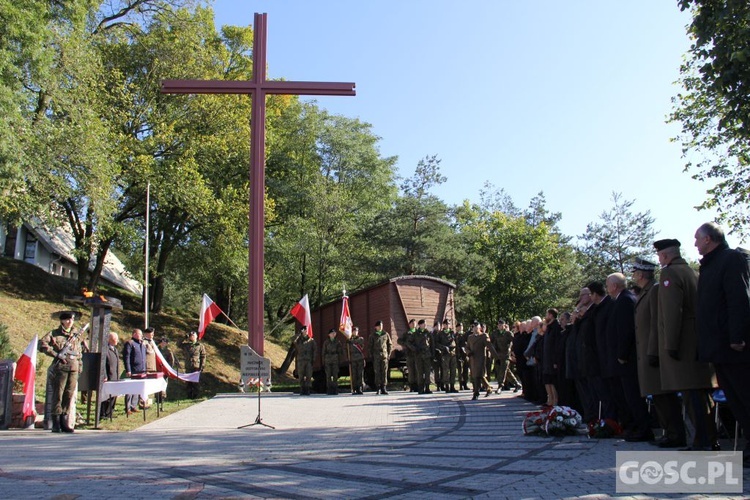 Uroczystości przy pomniku Ofiar Ludobójstwa w Zielonej Górze (Łężyca)