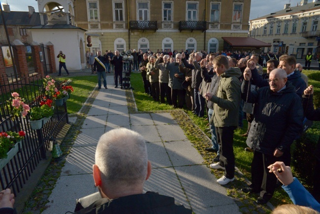 Modlitwa mężczyzn na ulicach Radomia