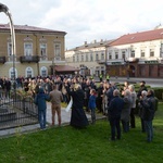 Modlitwa mężczyzn na ulicach Radomia