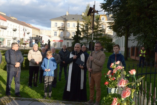 Modlitwa mężczyzn na ulicach Radomia