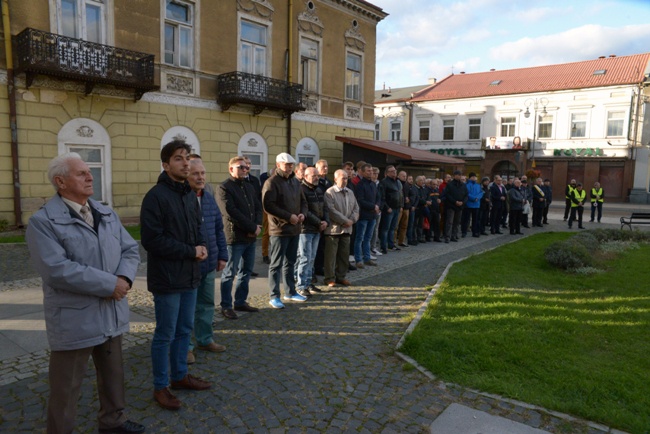 Modlitwa mężczyzn na ulicach Radomia