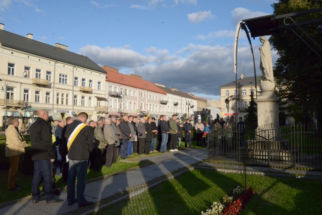 Modlitwa mężczyzn na ulicach Radomia