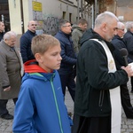 Modlitwa mężczyzn na ulicach Radomia