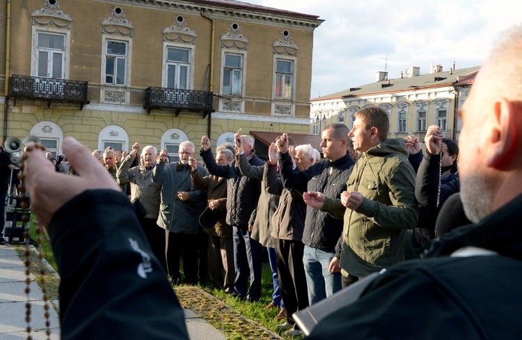 Na każde "Ojcze nasz" mężczyźni wznosili w górę różańce.