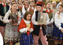 Dzieci wnoszą relikwie św. Franciszka i Hiacynty. 