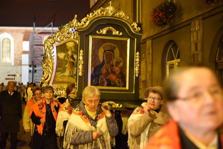 Suma i procesja różańcowa w bocheńskim sanktuarium