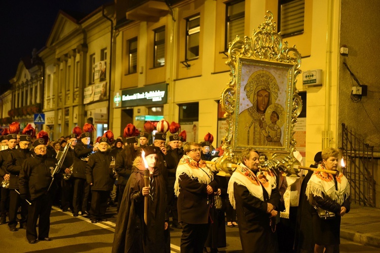 Suma i procesja różańcowa w bocheńskim sanktuarium