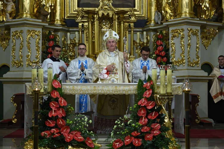 Suma i procesja różańcowa w bocheńskim sanktuarium