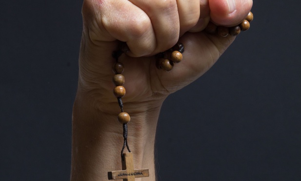 Różaniec zaciśnięty w dłoni