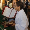 Podczas błogosławieństwa lektorzy trzymali dłonie na Ewangeliarzu.