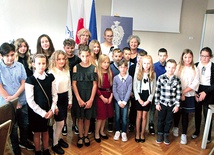 Nagrodzeni uczniowie podczas gali, która uhonorowała ich wysiłek.