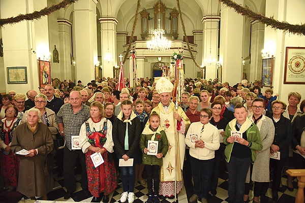 Biskup Stanisław Salaterski z nowymi członkami Straży (z przodu) i uczestnikami pielgrzymki.