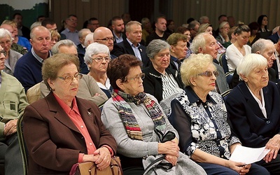 ▲	W pierwszych rzędach na organizowanej 28 września konferencji zasiadło 10 byłych więźniów obozu. Chociaż byli wówczas dziećmi, do dziś pamiętają nieludzkie warunki sanitarne, jakie tam panowały, i okrucieństwo Niemców.