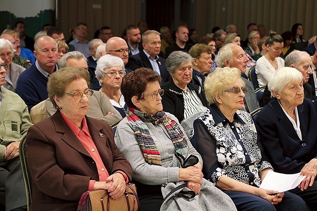 ▲	W pierwszych rzędach na organizowanej 28 września konferencji zasiadło 10 byłych więźniów obozu. Chociaż byli wówczas dziećmi, do dziś pamiętają nieludzkie warunki sanitarne, jakie tam panowały, i okrucieństwo Niemców.