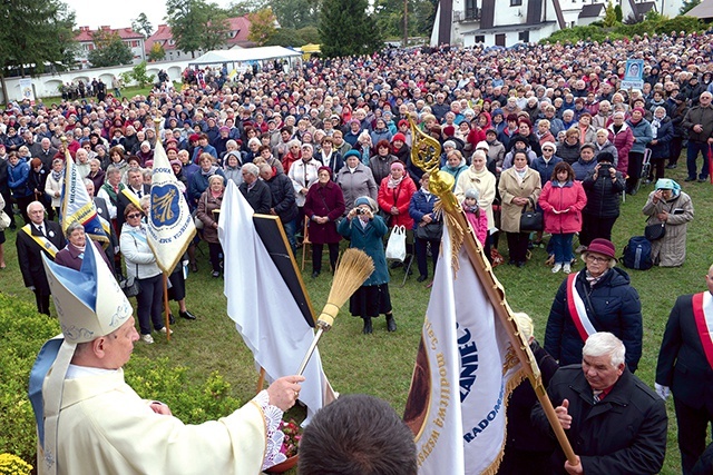 ◄	Po homilii bp Henryk Tomasik poświęcił sztandar Stowarzyszenia Żywy Różaniec Diecezji Radomskiej.