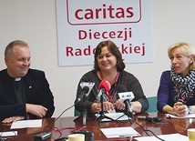 ▲	Dagmara Kornacka i Anna Widerska (z prawej) z ks. Robertem Kowalskim, dyrektorem diecezjalnej Caritas.