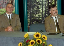 ▲	Za stołem prezydialnym siedzą (od lewej): Tomasz Sot, nadleśniczy Nadleśnictwa Kozienice, i Andrzej Matysiak, dyrektor Regionalnej Dyrekcji Lasów Państwowych w Radomiu.