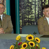 ▲	Za stołem prezydialnym siedzą (od lewej): Tomasz Sot, nadleśniczy Nadleśnictwa Kozienice, i Andrzej Matysiak, dyrektor Regionalnej Dyrekcji Lasów Państwowych w Radomiu.