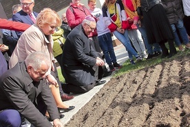 Biskup zasadził kwiat jako pierwszy.