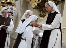 Profeska otrzymała brązowy szkaplerz, krzyż, obrączkę i białą szatę liturgiczną.