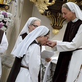 Profeska otrzymała brązowy szkaplerz, krzyż, obrączkę i białą szatę liturgiczną.