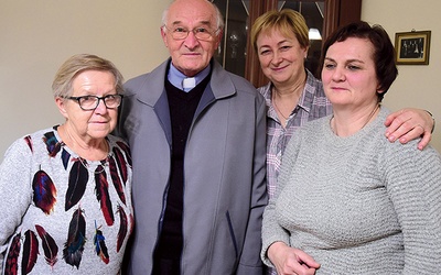 ▲	Danuta, ksiądz Edward, Irena i Barbara wspominali swoją młodość.