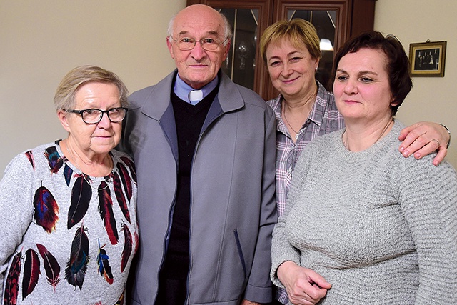 ▲	Danuta, ksiądz Edward, Irena i Barbara wspominali swoją młodość.