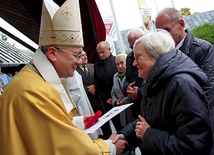 Osoby uhonorowane diecezjalnym wyróżnieniem  otrzymują specjalny dyplom oraz krzyż.
