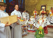 ▲	Wszyscy skrzydlaci opiekunowie stanęli przy ołtarzu.