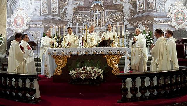 ▲	W katedrze świdnickiej wypraszano życie wieczne dla zmarłego solidarnościowca.