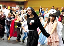 ▲	Takie bale to imprezy zarówno dla dzieci, jak i dorosłych, na których często przebieramy się za naszych ulubionych niebieskich patronów.