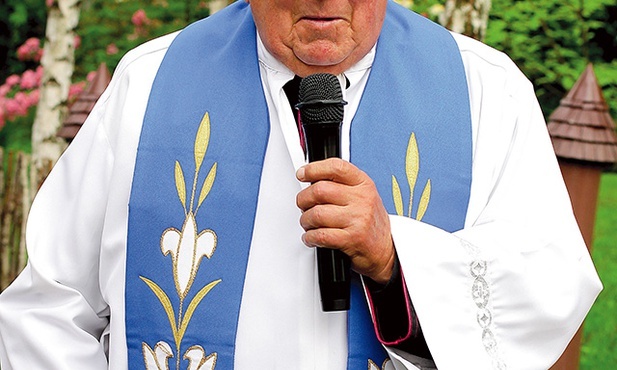 ▲	Ks. kanonik w ogrodzie w Bujakowie podczas świętowania złotego jubileuszu kapłaństwa.