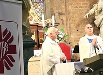 Dyrektor Caritas ks. Rudolf Badura i bp Andrzej Iwanecki.