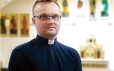 Ksiądz Krzysztof Misiuda w ośrodkowej kaplicy.
