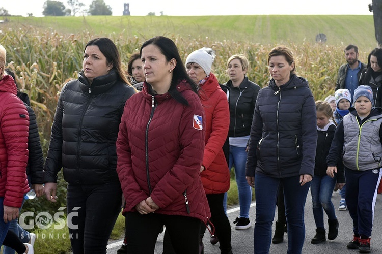 Pielgrzymka dzieci do Piotrówka