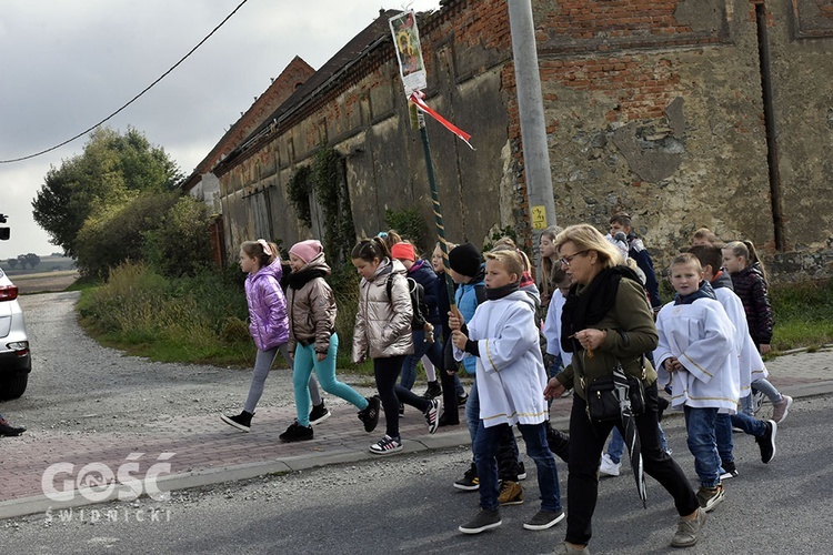 Pielgrzymka dzieci do Piotrówka