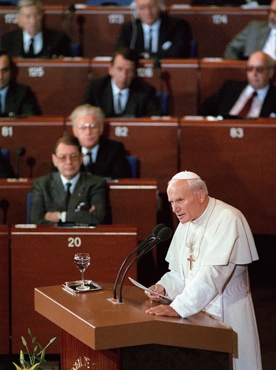 Jan Paweł II w Parlamencie Europejskim w Strasburgu 11 października 1988 roku.